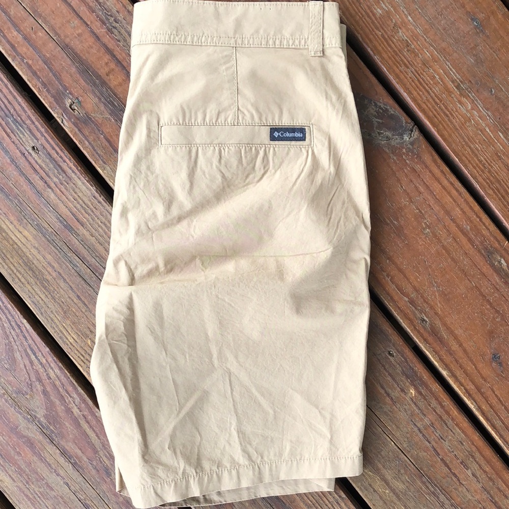 NWT! Columbia Men's Khaki Shorts-32